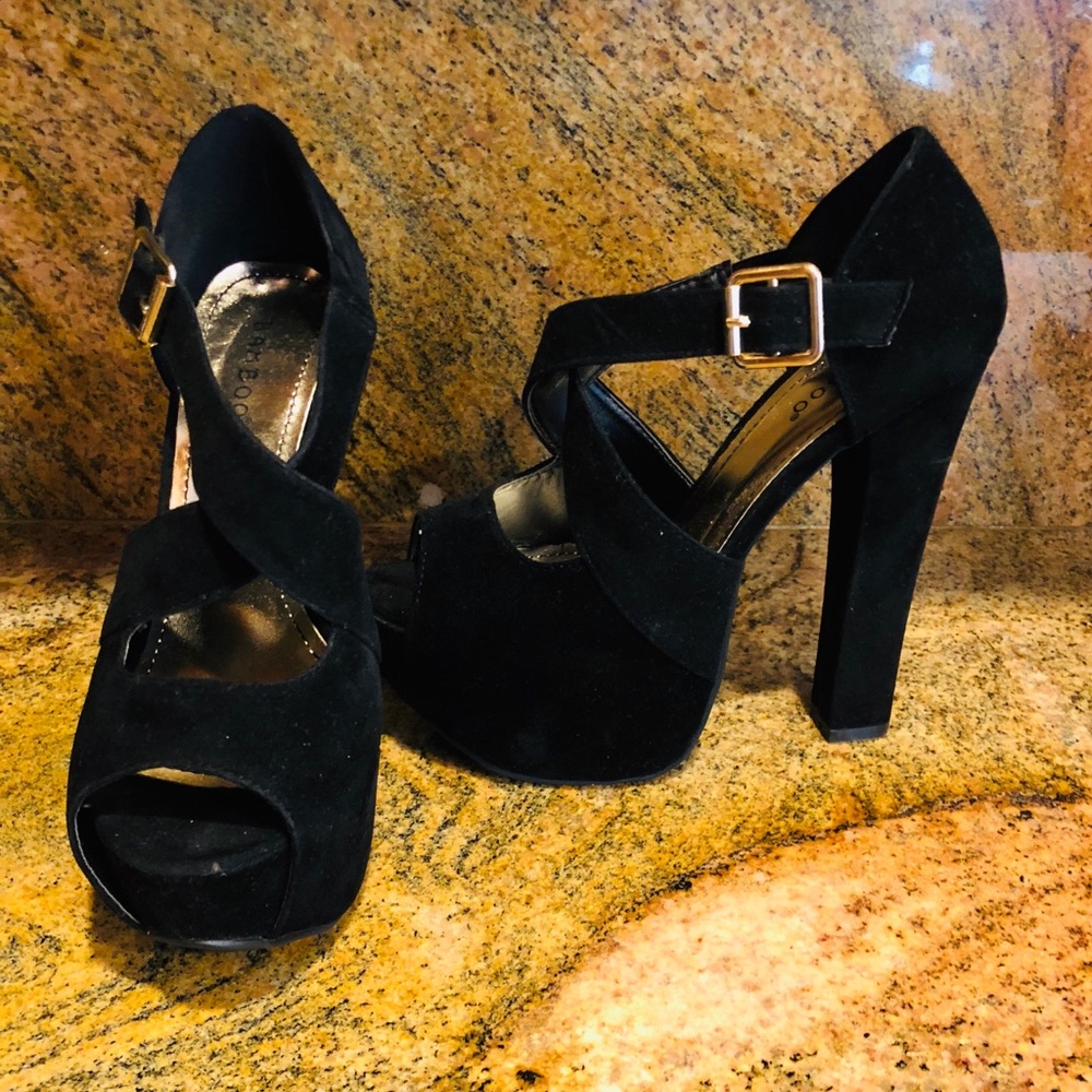 BRAND NEW  Black block heel size 7